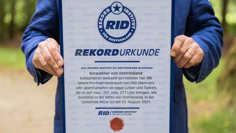 Mit einem Pro-Kopf-Verbrauch von 300 Litern pro Jahr haben die Ostfriesen im August 2021 den Weltrekord in Teetrinken beurkundet bekommen. Doch wie seriös sind diese Berechnungen?