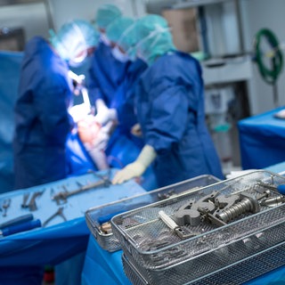 Operationsbesteck liegt während einer Knie-Operation in einem Operationssaal. Bei der Operation wurde dem Patienten eine Knietotalendoprothese (Knie-TEP) eingesetzt. Im Fall eines fortgeschrittenen Arthrosestadiums prüft man, ob die Kriterien für eine operative Arthrosebehandlung vorliegen.