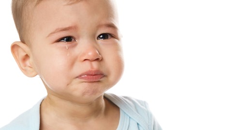 Ein kleiner junge weint; Tränen stehen ihm in den Augen: Wenn wir weinen, produzieren wir einen kräftigen Überschuss an Tränenflüssigkeit. Ein Teil fließt in Form von Tränen übers Gesicht. Der andere Teil fließt über den Tränenkanal ab und kommtals salziges Nass aus der Nase heraus. Daher müssen wir oft die Nase putzen, wenn wir weinen