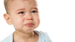 Ein kleiner junge weint; Tränen stehen ihm in den Augen: Wenn wir weinen, produzieren wir einen kräftigen Überschuss an Tränenflüssigkeit. Ein Teil fließt in Form von Tränen übers Gesicht. Der andere Teil fließt über den Tränenkanal ab und kommtals salziges Nass aus der Nase heraus. Daher müssen wir oft die Nase putzen, wenn wir weinen