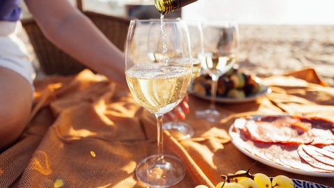 Picknick am Strand: Man bringt Wein aus den Ferien mit, der vor Ort sehr lecker war, trinkt ihn zu Hause und wundert sich, weil er nicht schmeckt. Warum ist das so? 