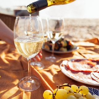 Picknick am Strand: Man bringt Wein aus den Ferien mit, der vor Ort sehr lecker war, trinkt ihn zu Hause und wundert sich, weil er nicht schmeckt. Warum ist das so? 