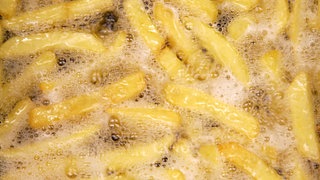 Pommes werden in der Friteuse schön braun und knusprig