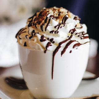 Manche Menschen haben einen sehr hohen Grundumsatz. Ihnen fällt es schwer, zuzunehmen. Mit Nüssen und Sahne können sie viel erreichen. Hilfreich sind auch nährstoffreiche Getränke wie zum Beispiel Kakao.