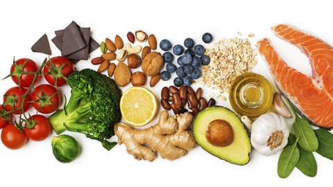 Gesunde Lebensmittel wie Gemüse, Nüsse, Beeren und Lachs: Bei Psoriasis bzw. Schuppenflechte sollte man darauf achten, sich entzündungshemmend zu ernähren. Wichtig sind Gemüse und Obst, aber auch Omega-3-Fettsäuren aus Fisch wie Lachs oder Makrele.