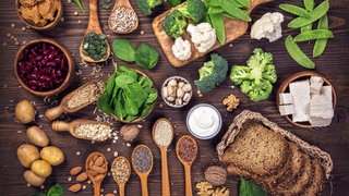 Vegetarische Ernährung und Kalzium aus Milch und Mineralwasser können bei einer Arthrose-Erkankung helfen