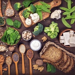 Vegetarische Ernährung und Kalzium aus Milch und Mineralwasser können bei einer Arthrose-Erkankung helfen