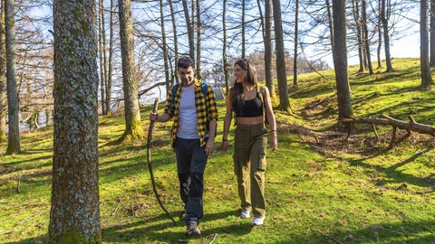 Personen spazieren im Wald. Durch die Corona-Pandemie haben viele Menschen den Wald als Zufluchtsort für sich entdeckt. Fünf Jahre nach Corona hat sich diese Gewohnheit allerdings nicht gehalten.