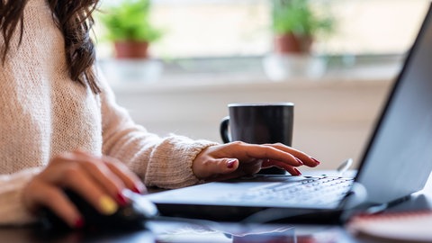 Person im Home-Office. Der Anteil an Menschen, die auch fünf Jahre nach der Corona-Pandemie noch von Zuhause arbeiten, ist weiterhin hoch.