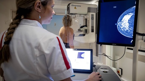 Früherkennung von Brustkrebs hat nicht nur einen Nutzen für Frauen, sondern birgt auch das Risiko von Überdiagnosen und unnötigen Therapien.