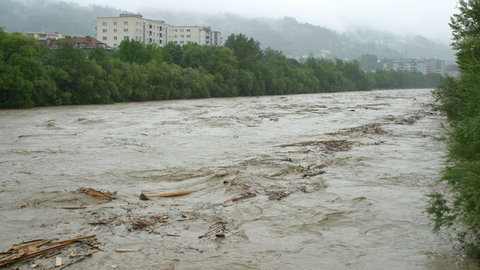 Fluss während Hochwasser, tags: KI-Modell, künstliche Intelligenz, Vorhersage