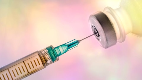 Krebs: Wann kommt der erste mRNA-Impfstoff? Moderna und Biontech wollen nach dem ersten mRNA-Impfstoffen gegen das Coronavirus auch mRNA-Therapien gegen verschiedene Krebsarten auf den Markt bringen. Wie ist der aktuelle Stand? Symbolbild: Spritze mit Impfstofffläschchen