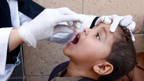 Früher wurde die Impfung gegen Polio oral verabreicht, z.B. auf einem Stück Zucker. In Deutschland wird die Polio-Impfung mittlerweile per Spritze durchgeführt.