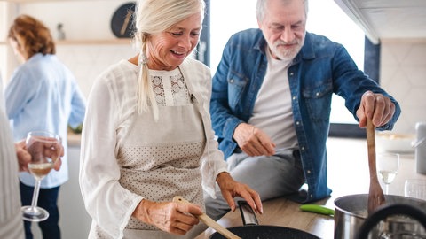 Freunde kochen gemeinsam