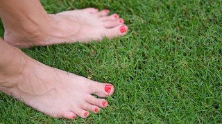 nackte Füße auf Gras