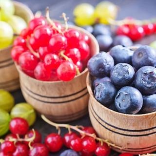Frische Beeren: Johannisbeeren, Heidelbeeren, Stachelbeeren