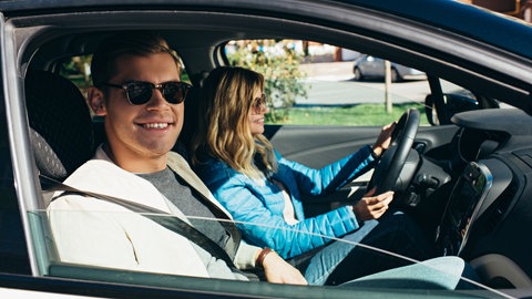 Paar im Auto mit Sonnenbrille