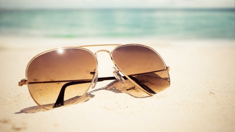 Sonnenbrille am Strand