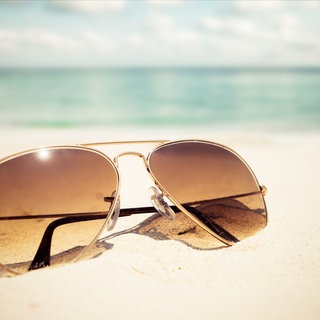 Sonnenbrille am Strand