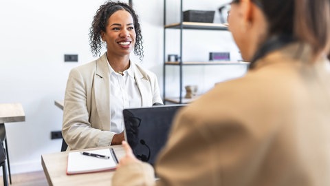 Trainierte Linkworker erarbeiten mit den Patienten auf Rezept Möglichkeiten für soziale Kontakte, so das Modell.