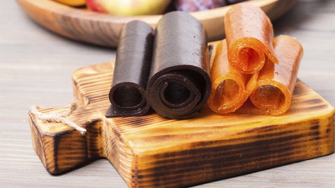 Fruchtleder-Rollen auf einem Schneidebrett