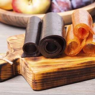 Fruchtleder-Rollen auf einem Schneidebrett