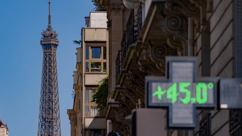 Temperaturanzeige vor dem Eifelturm in Paris. Hier erreichten die Temperaturen in der letzten Hitzewelle 45 Grad. Elf weitere Städte, darunter Frankfurt als einzige deutsche Stadt, wurden in der neuen Studie zu Hitzetoten untersucht.