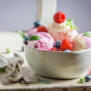 veschiedene Eissorten in der Schüssel