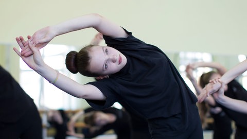 5-Minuten-Fitness: Frau macht Side-Bend-Pilates-Übung für mehr Beweglichkeit
