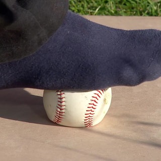 Ein kleiner Ball unter dem Fuß