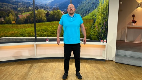 5-Minuten-Fitness: Richtig aufwärmen vor einer Radtour - Übung 2: Schulterkreisen