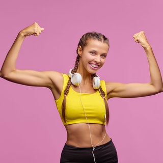 Frau zeigt ihre Oberarme