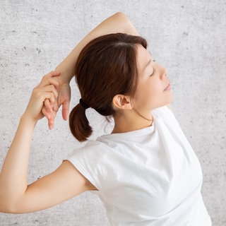 Frau macht Übungen für die Schulter