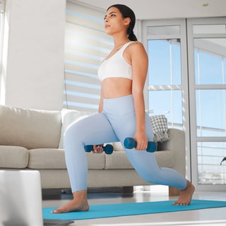 Frau macht Fitnessübung