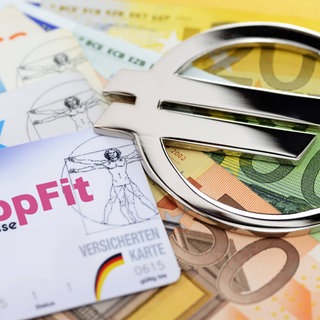 Karten von Krankenkassen und Euro-Scheine: Bonusprogramme für die Gesundheit
