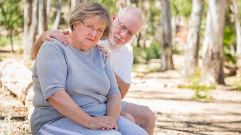 Mann tröstet depressive Frau
