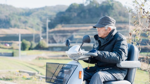 Mann mit Elektromobil