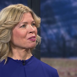 Regina Saur zeigt Yoga-Übungen