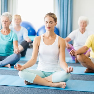 Yoga-Gruppe mit Senioren