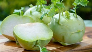 Kohlrabi auf einem Brettchen