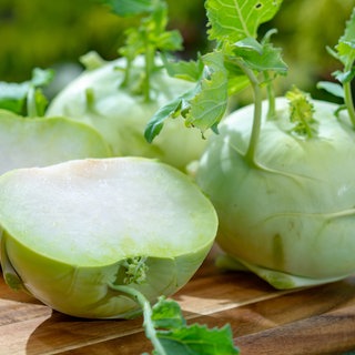 Kohlrabi auf einem Brettchen