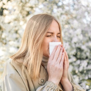 Frau mit Heuschnupfen - Pollen und Allergie, Medikamente aus der Apotheke