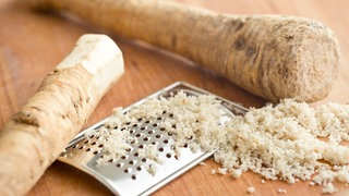 Meerrettich und fein geraspelter Meerrettich