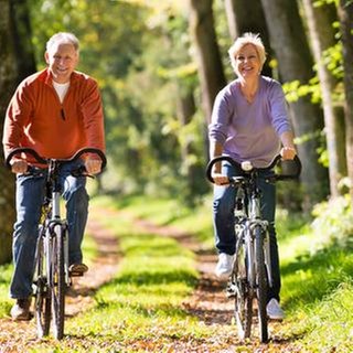 Senioren fahren Fahrrad