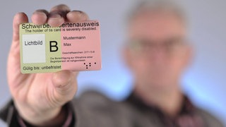 Bei Behinderung: Schwerbehindertenausweise im Scheckkartenformat