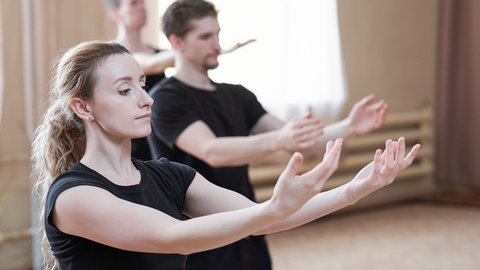 Gruppe tanzt Modern Dance