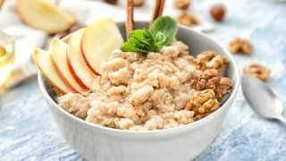 Haferkleie, Porridge oder gekochte Haferflocken mit Apfel, Walnüssen und Honig