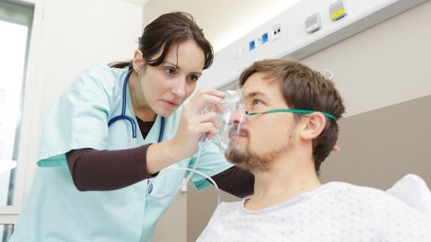 Die Lungenerkrankung COPD kann durch unterschiedliche Therapien verbessert werden.