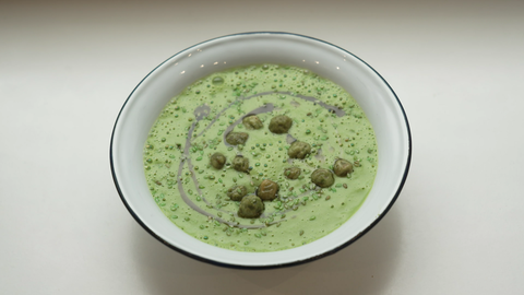 Eine Erbensuppe mit dem gewissen Crunch: Wasabi-Erbsen und Sesam.
