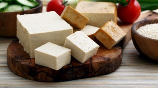 Blöcke Naturtofu und Räuchertofu